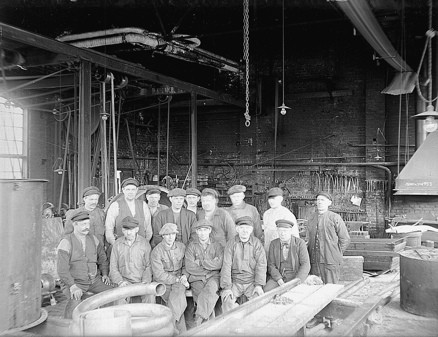 Arbetare inne i fabrikens verkstad, historisk arkivbild 0164